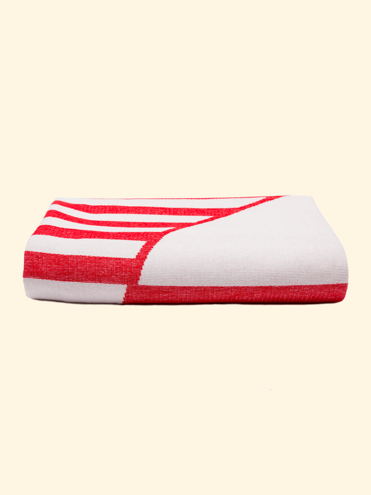 Modelo "Crassa" de Tucca luz toalla de playa 100% algodón orgánico, perfectamente doblado como se presenta en el envase. Mostrando que es una cosa muy toalla de playa fácil de llevar.