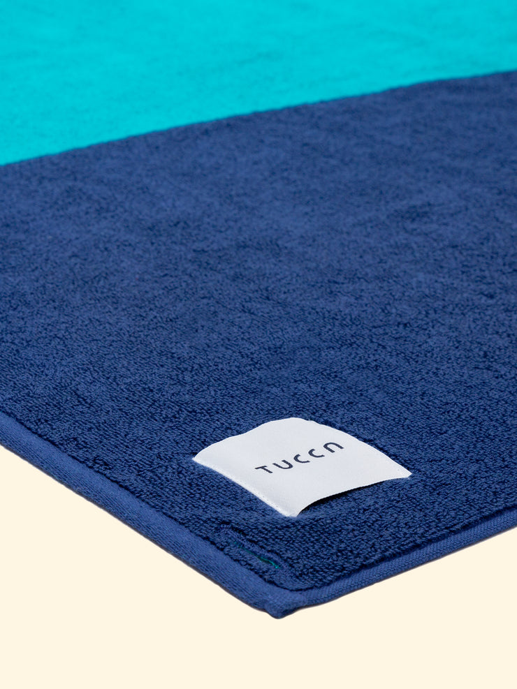 Modelo "Swell" de Tucca toalla de playa 100% algodón orgánico, mostrando la parte superior tejida con rizo.